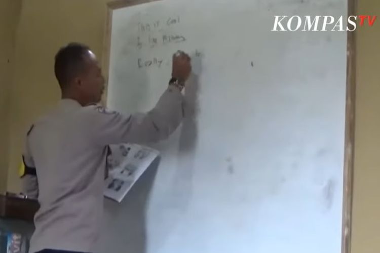 Aipda Sopyan, anggota Bhabinkamtibmas Polsek Cugenang sedang mengajar di sekolah untuk anak tidak mampu miliknya, Senin (26/9/2022).