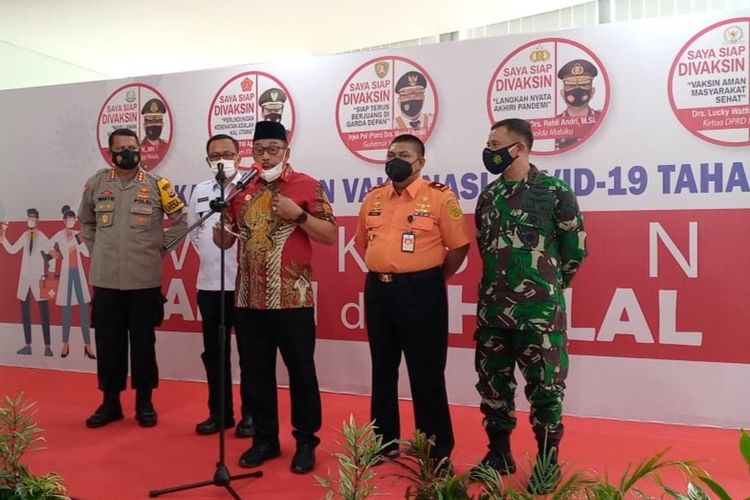Gubernur Maluku, Murad Ismail menjalani vaksinasi tahap kedua di Rumah Sakit Umum Pusat (RSUP) J Leimena, Jumat (29/1/2021)