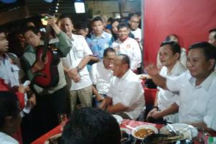 Capres Prabowo Subianto saat dihibur pengamen di Bandung, Rabu (6/4/2014) malam.