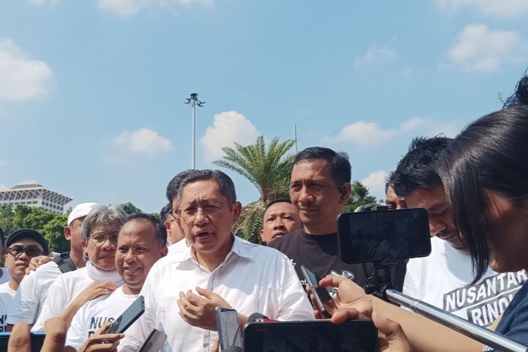 Ketua Partai Kebangkitan Nusantara (PKN) Anas Urbaningrum saat memberikan keterangan pers di kawasan Monumen Nasional (Monas), Sabtu (15/7/2023).