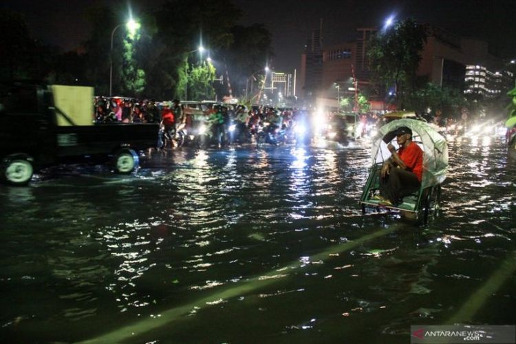 Banjir genangi sejumlah wilayah di Surabaya