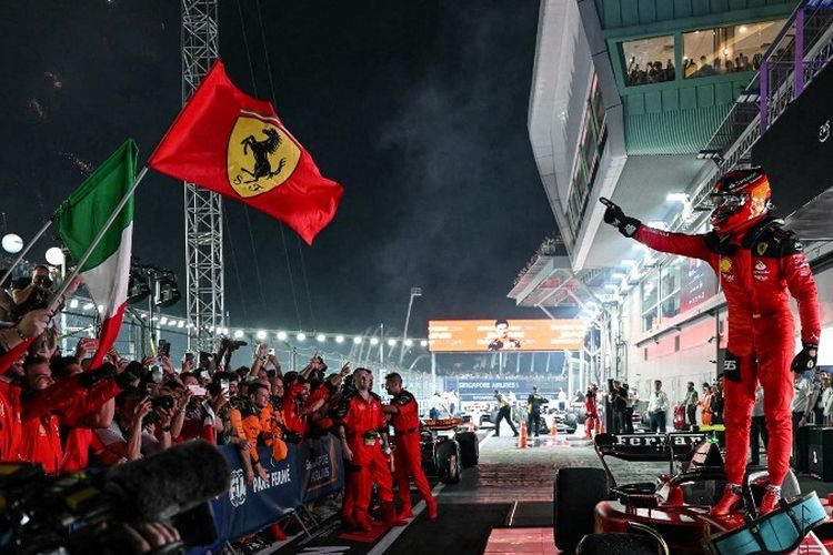 Pebalap Ferrari, Carlos Sainz, mencatatkan kemenangan di Formula 1 GP Singapura pada Minggu (17/9/2023) malam WIB. Dirinya memutus rangkaian 10 kemenangan juara dunia Max Verstappen.
