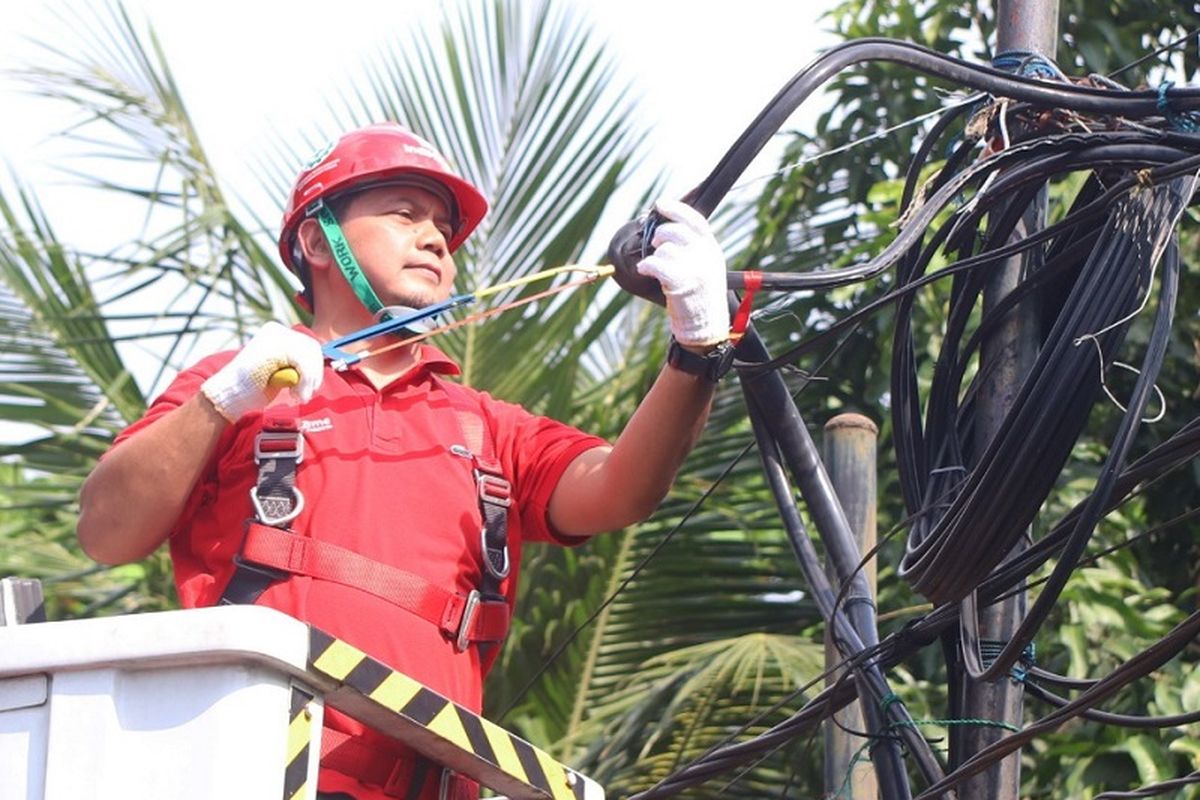 Executive Vice President (EVP) Telkom Regional 2 Teuku Muda Nanta saat melakukan shutdown di STO Meruya Jakarta, Selasa (28/5). Dengan modernisasi jaringan, masyarakat akan merasakan pengalaman baru menikmati layanan Information and Communication Technology (ICT) yang terintegrasi atau Internet of Things