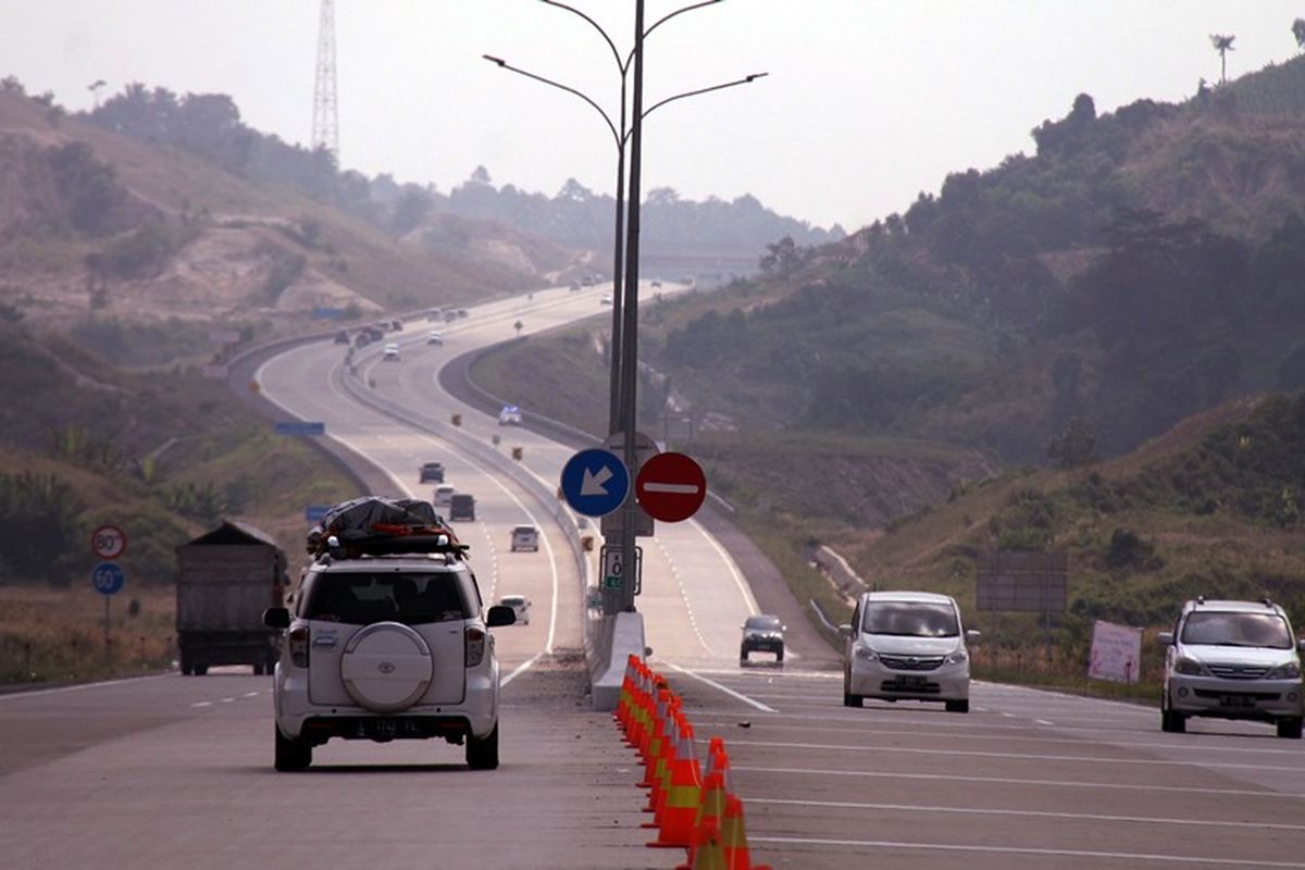 Kendaraan pemudik melintasi jalan tol fungsional Bakauheni-Desa Hatta sepanjang sembilan kilometer, di Bakauheni, Lampung Selatan, Lampung, Minggu (10/6). Memasuki H-5 Lebaran, arus mudik yang didominasi kendaraan dari Pulau Jawa mengalami peningkatan hingga sepuluh ribu kendaraan yang melintas menuju arah Kota Bandar Lampung. 