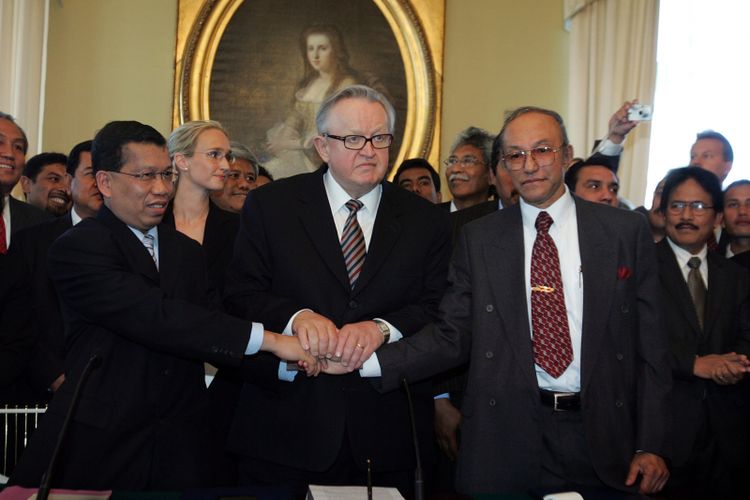 Seusai penandatanganan perjanjian penghentian konflik di Aceh oleh wakil Indonesia dan GAM di Helsinki, Finlandia. Berdiri di tengah adalah mantan Presiden Filandia Martti Ahsaari.