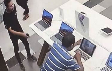 Pria Ini Diusir Setelah Ketahuan Menonton Video Porno di Toko Apple