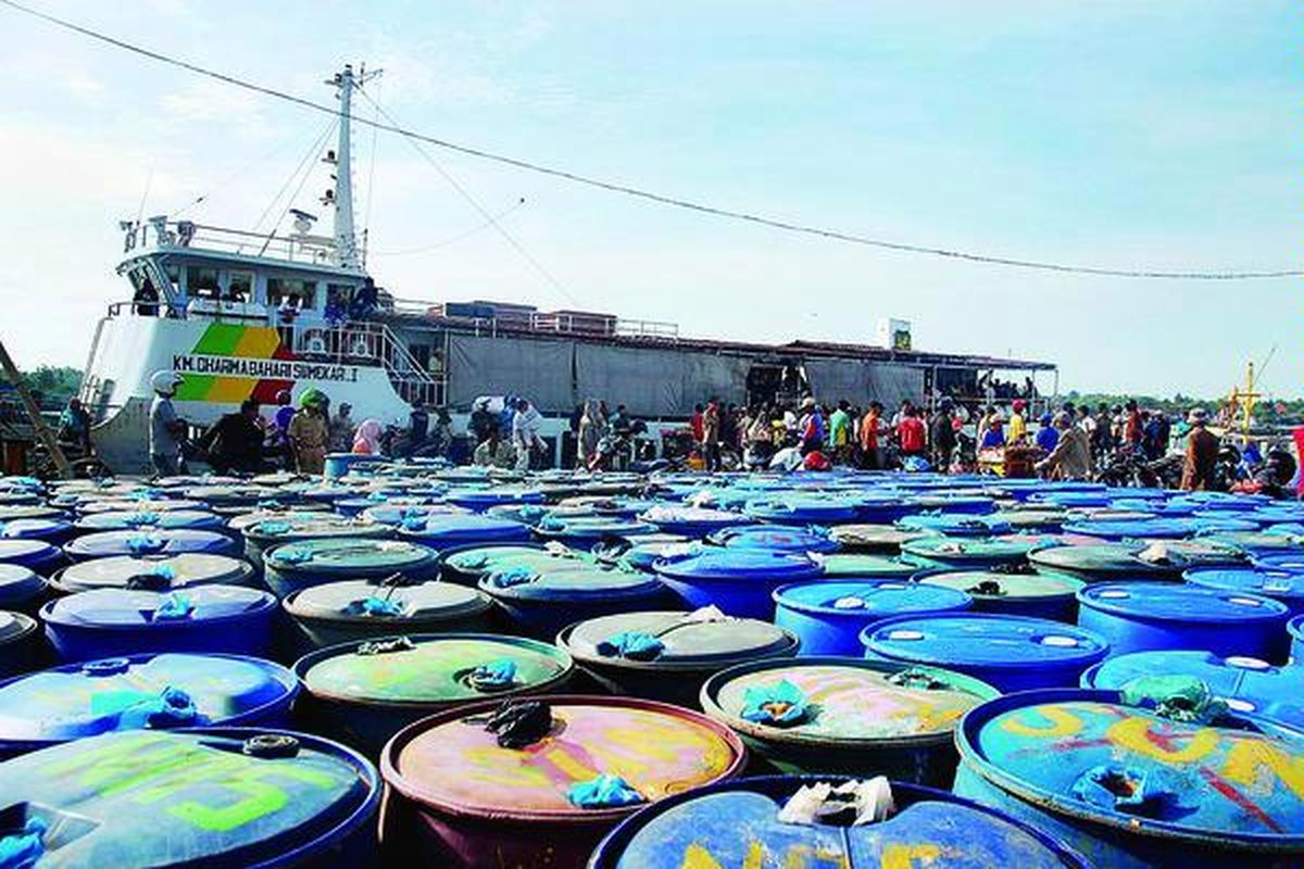 Sebanyak 300 drum solar tertahan di Pelabuhan III Kalianget, Sumenep, Jawa Timur, karena ada imbauan agar kapal tidak berlayar saat cuaca buruk, Selasa (18/1). Namun, per 18 Januari, kapal-kapal di Pelabuhan Kalianget, seperti Kapal Motor Dharmabahari Sumekar I, berlayar ke Pulau Kangean, Madura, mengangkut penumpang dan bahan kebutuhan pokok yang sempat tertahan selama 12 hari.