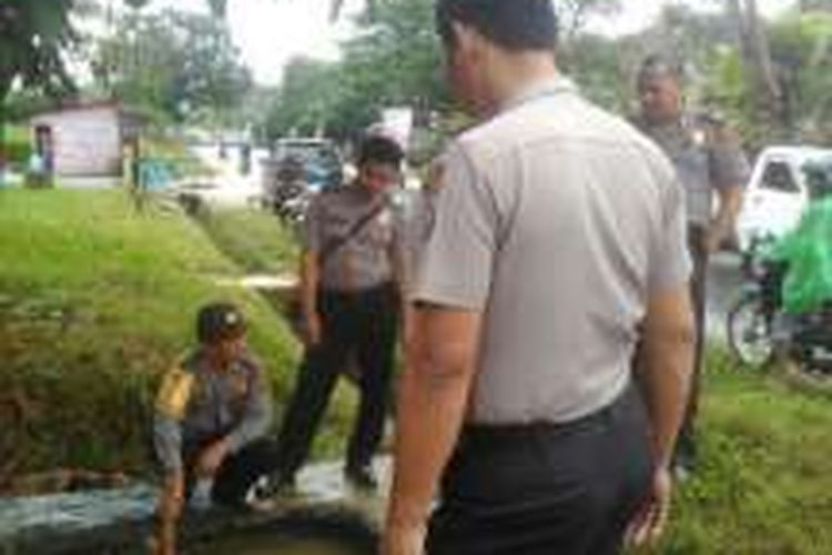 Anggota polisi dari polsek Mandonga, Kendari melakukan olah Tempat Kejadian Perkara (TKP) bak kontrol PDAM Kendari tempat Muh Syahri Ramadhan (4) tenggelam