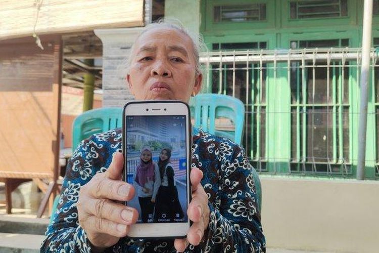
Ibu Nila Daniati, Tiyem (55) di rumah duka di Desa Rambatan Wetan, Kecamatan Sindang, Kabupaten Indramayu, Jumat (18/8/2023). 

