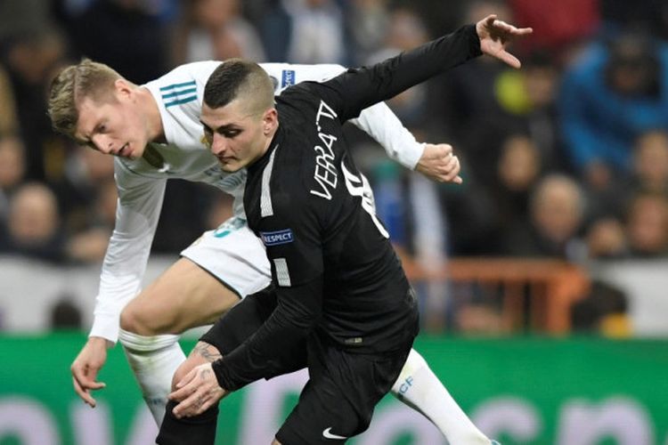 Gelandang Real Madrid, Toni Kroos (kiri), berduel dengan gelandang Paris Saint-Germain, Marco Verratti, dalam laga leg pertama babak 16 besar Liga Champions di Stadion Santiago Bernabeu, Madrid, Spanyol, pada 14 Februari 2018.