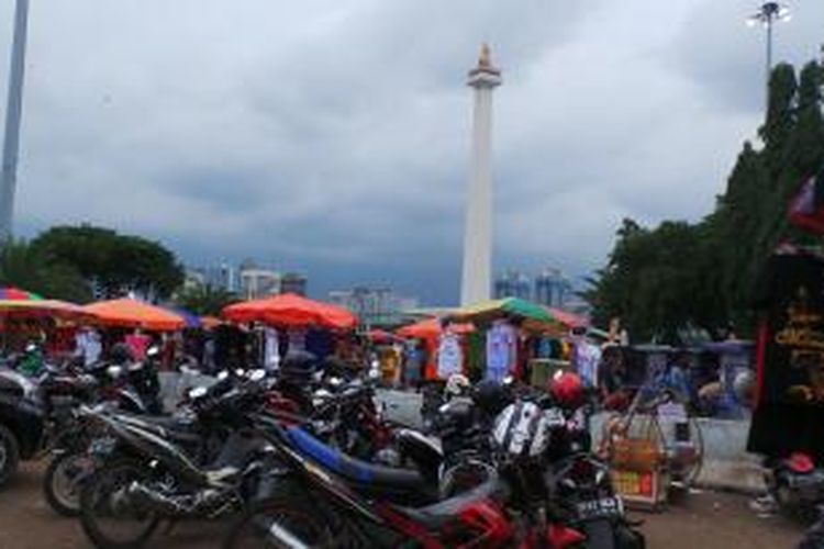 Parkir liar di kawasan Monas Jakarta Pusat. Foto diambil Sabtu (2/1/2016).