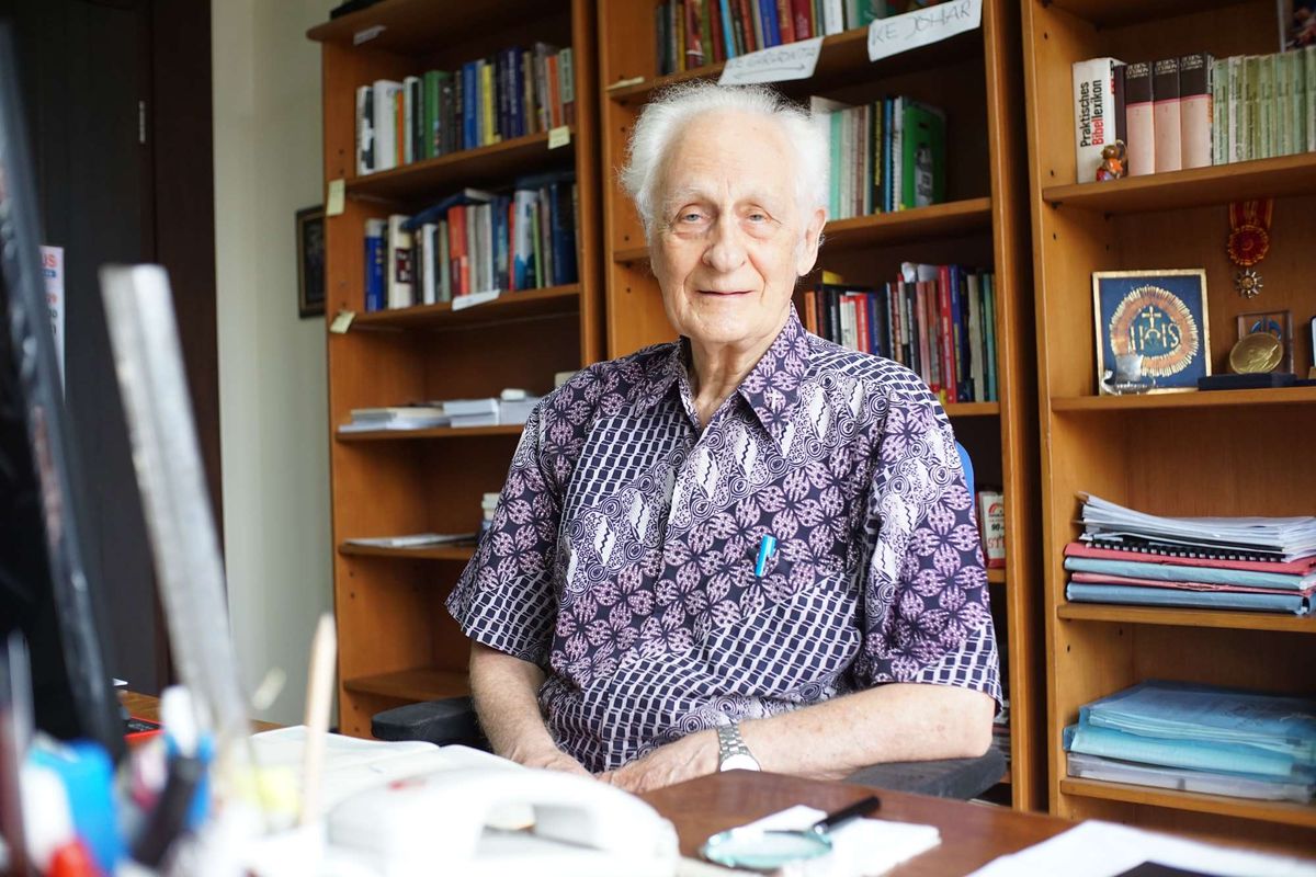 Guru besar Sekolah Tinggi Filsafat Driyarkara Jakarta R.P. Prof. Dr. Franz Magnis Suseno, SJ berpose sesaat setelah diwawancarai Kompas.com di Kampus Driyarkara,Kamis(19/1/2023).