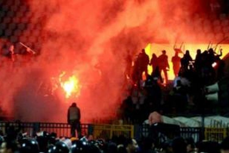 Kerusuhan di kota Port Said, Mesir merupakan insiden terburuk dalam sejarah sepak bola negeri itu karena menewaskan lebih dari 70 orang dan mencederai 1.000 orang lainnya.