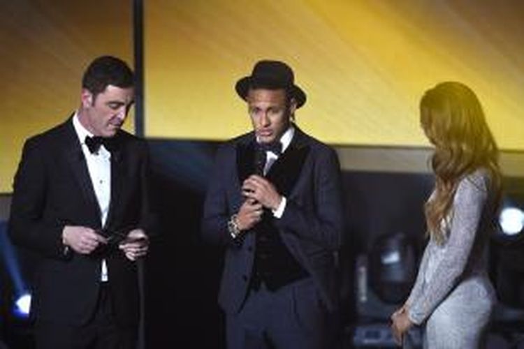 Penyerang Barcelona, Neymar (tengah), berbicara di atas panggung pada acara FIFA Ballon d'Or 2015 di Zurich, Swiss, Senin (11/1/2016) waktu setempat.