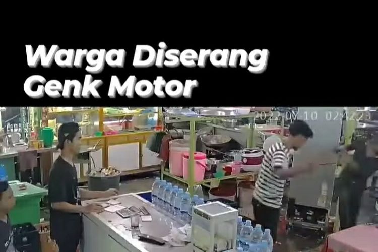 Tangkapan layar video diduga geng motor serang pengunjung warkop di Medan yang viral di akun Instagram @tkpmedan.