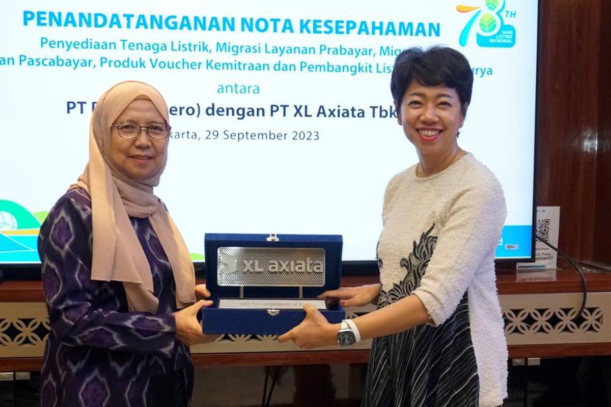 Kerja sama XL Axiata-PLN untuk smart metering diteken oleh Direktur & Chief Enterprise and Corporate Affairs Officer XL Axiata, Yessie D. Yosetya dan Direktur Retail dan Niaga PLN, Edi Srimulyanti di Jakarta, Jumat (29/9/2023).