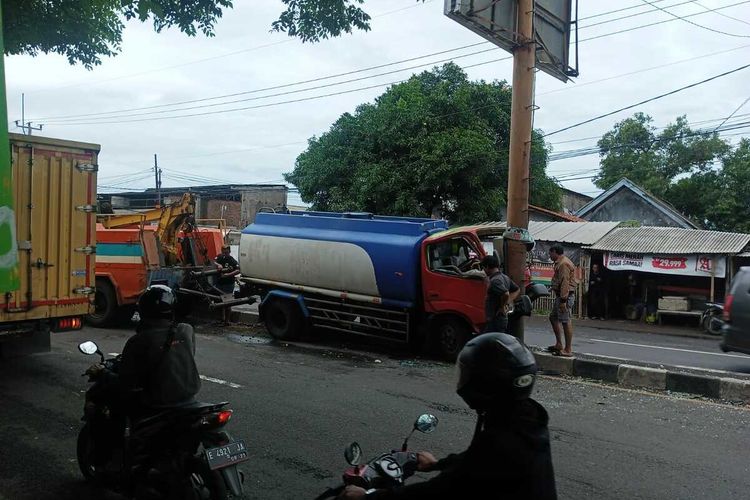 Sejumlah petugas Polsek Mundu Polres Cirebon Kota melakukan pengamanan arus lalu lintas pada insiden truk air naik median jalan dan tabrak baliho di Jalur Utama Pantura Desa Bandengan Kecamatan Mundu Kabupaten Cirebon, Rabu (31/1/2024)