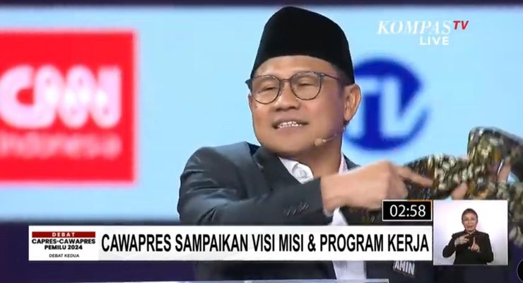 Cak Imin "Slepet-slepet" Sarung Saat Paparkan Visi Misi di Debat Cawapres