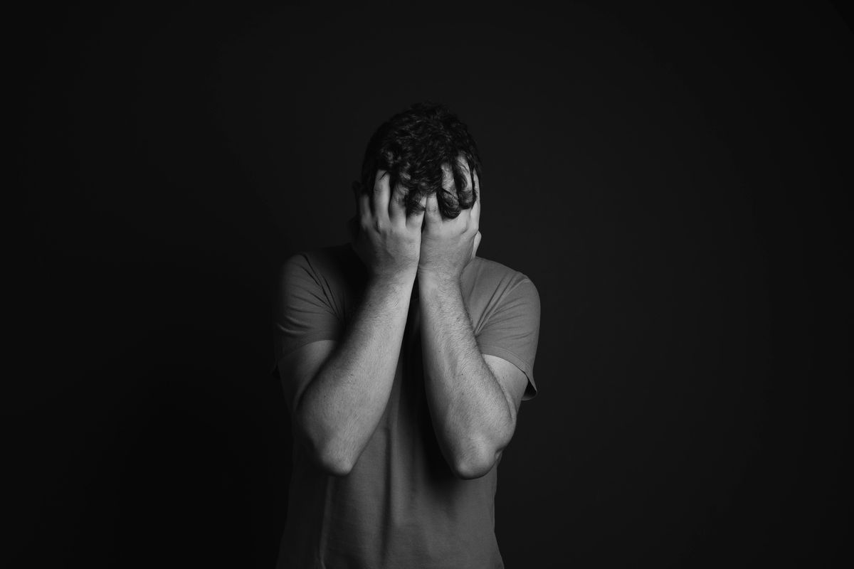 Menghadapi rasa kecewa bisa dimulai dengan mengakui emosi, fokus pada langkah kecil, dan mencari dukungan saat dibutuhkan.