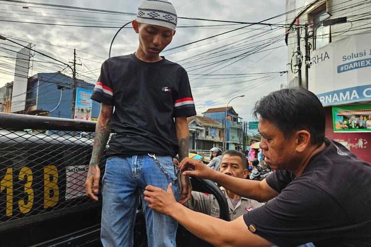 Dua orang pelaku pemalakan sejumlah pedagang yang berjualan di alun-alun Majalaya, Kabupaten Bandung, Jawa Barat, diamankan jajaran kepolisian, Rabu (19/3/2025)
