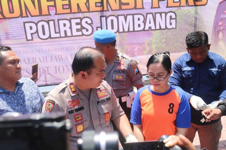 Sosok MT, ibu rumah tangga yang ditahan polisi dan dijerat dengan kasus tindak pidana penipuan. IRT itu menawarkan harga lebih murah untuk pembelian mobil dan motor yang dibeli secara tunai.