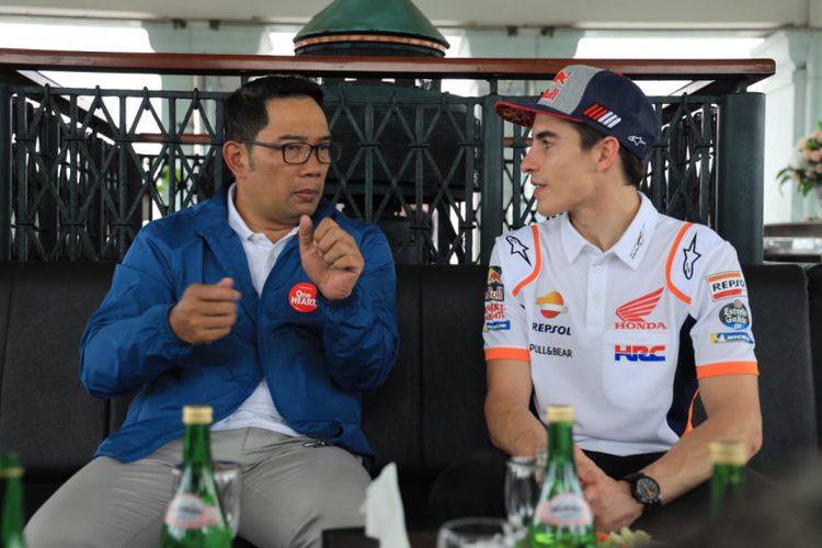 Gubernur Jawa Barat Ridwan Kamil saat berfoto bersama pebalap Moto Gp Marc Marquez di Menara Gedung Sate, Jalan Diponegoro, Sabtu (9/2/2019).