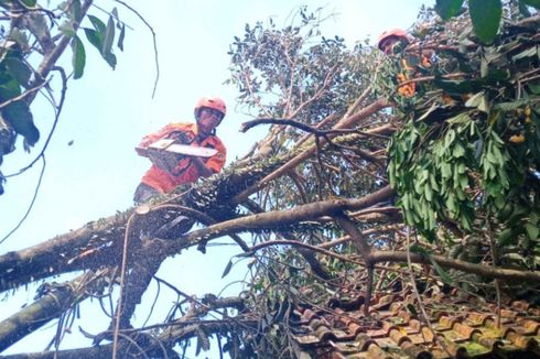 Angin Kencang Melanda Cileungsi Bogor, 80 Rumah Rusak