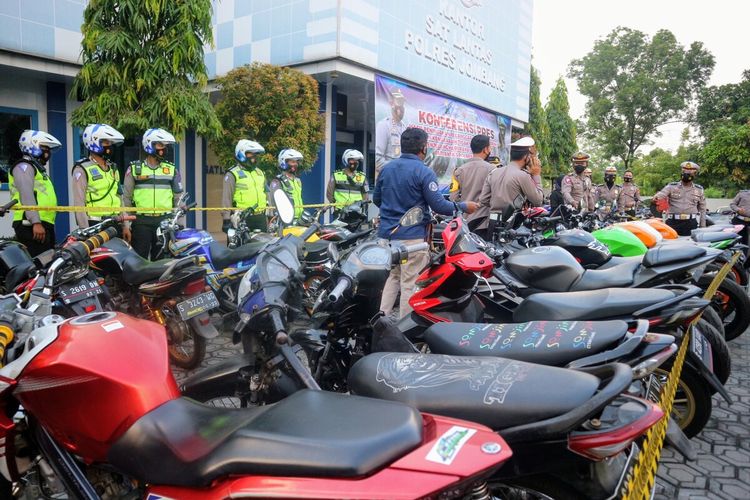 Ratusan motor yang menggunakan knalpot aftermarket (knalpot brong) diamankan di Kantor Satlantas Polres Jombang, Jawa Timur.
