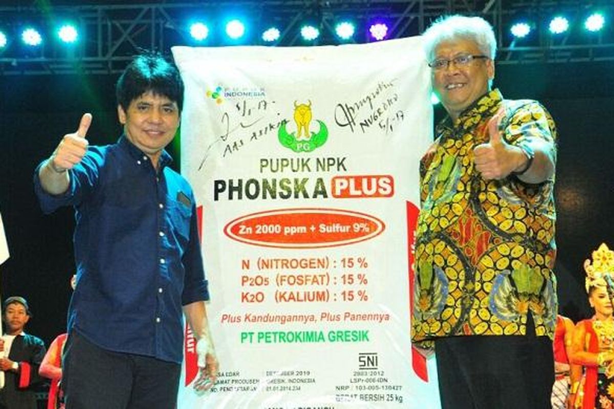
Direktur Utama PT Pupuk Indonesia (PI) Aas Asikin Idat (kiri) dan Dirut PG Nugroho Christijanto memperkenalkan NPK Phonska Plus di gedung Sarana Olah Raga (SOR) Tri Dharma, Gresik, Kamis malam (5/1/2017)