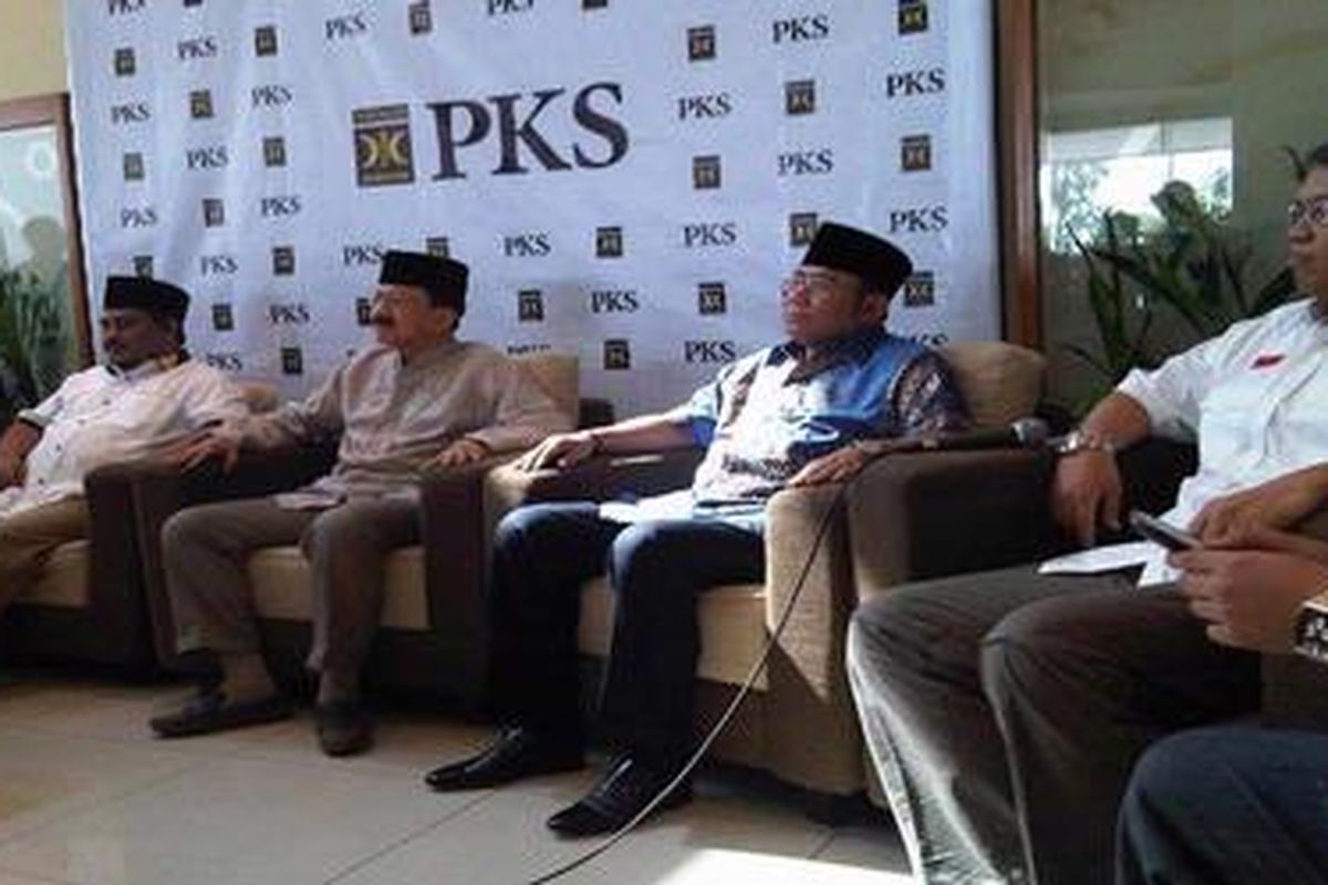 Pasangan calon gubernur DKI Jakarta, Fauzi Bowo-Nachrowi Ramli, menghadiri jumpa pers sikap politik Partai Keadilan Sejahtera, Sabtu (11/8/2012) di Jakarta.