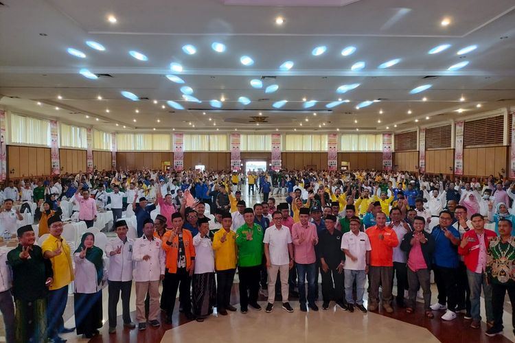 Calon Bupati Jember dan Wakil Bupati Jember Muhammad Fawait-Djoko Susanto menggelar apel siaga kemenangan bersama 15 Parpol pengusung pada Kamis (21/11/2024)