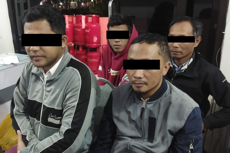Sebanyak 4 orang pelaku pemalsuan dokumen SKCK di Malang diamankan polisi.