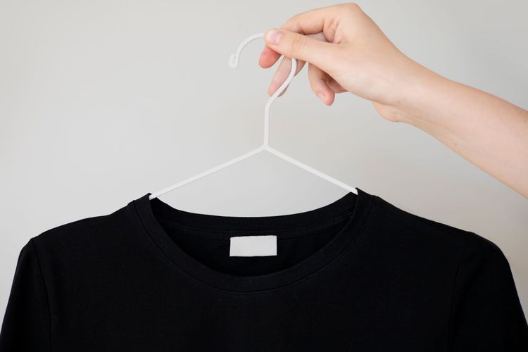 Warna Baju Hitam Memudar? Jangan-Jangan Salah Cara Penyimpanan