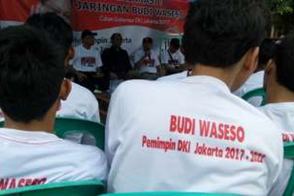 Sekelompok warga yang menamakan diri sebagai Jaringan Budi Waseso mendeklarasikan dirinya di RW 05 Kelurahan Rawa Bunga, Kecamatan Jatinegara, Jakarta Timur, Minggu (7/8/2016). Jaringan Budi Waseso mendorong agar Buwas mencalonkan diri sebagai bakal calon gubernur DKI Jakarta untuk pemilihan tahun 2017. 