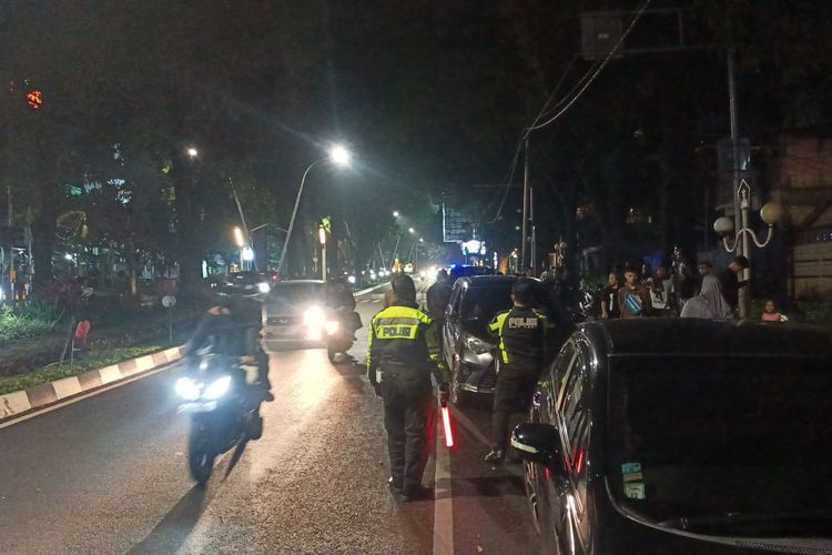 Polisi mendatangi tempat kejadian kecelakaan beruntun di Jalan Bandung, Kota Malang, Jawa Timur. 