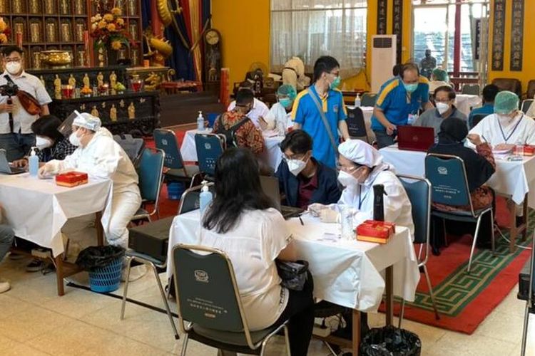 The Indonesian Chinese community administers Covid-19 vaccines to 3,000 elders and 4,000 teachers in Bandung, West Java.  