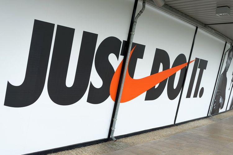 Logo dan tagline Nike