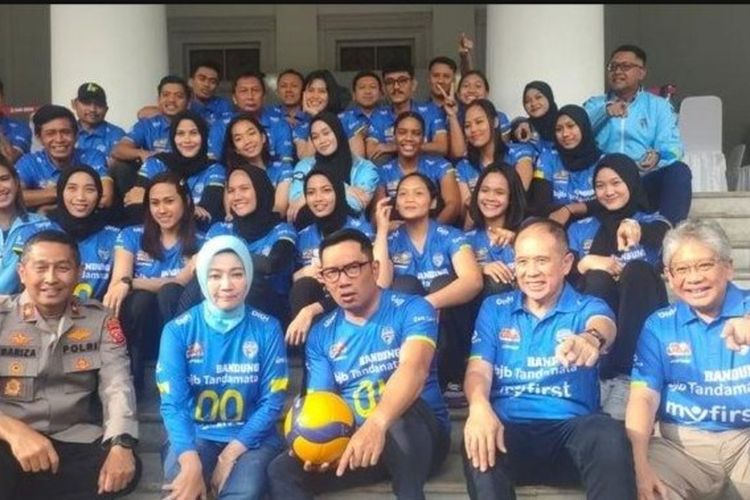 Gubernur Jawa Barat Ridwan Kamil bersama tim bola voli Jabar, Bandung BJB Tandamata, Selasa (3/1/2023). 