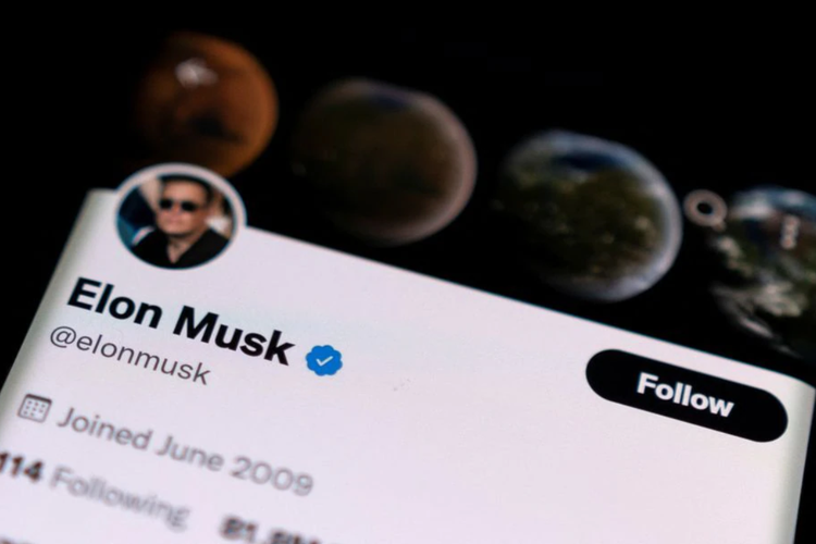 Ilustrasi akun Twitter Elon Musk dengan handle @elonmusk. 