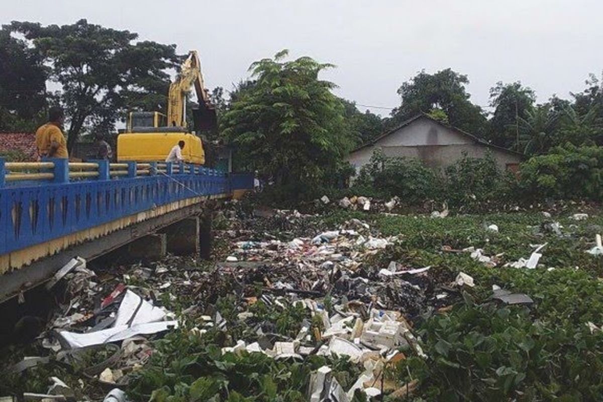 Petugas dari DLH yang mengangkut puluhan ton sampah yang menyumbat aliran air di Kali Ciherang, Desa Karangsatu, Karangbahagia, Jumat (3/3/2023).
