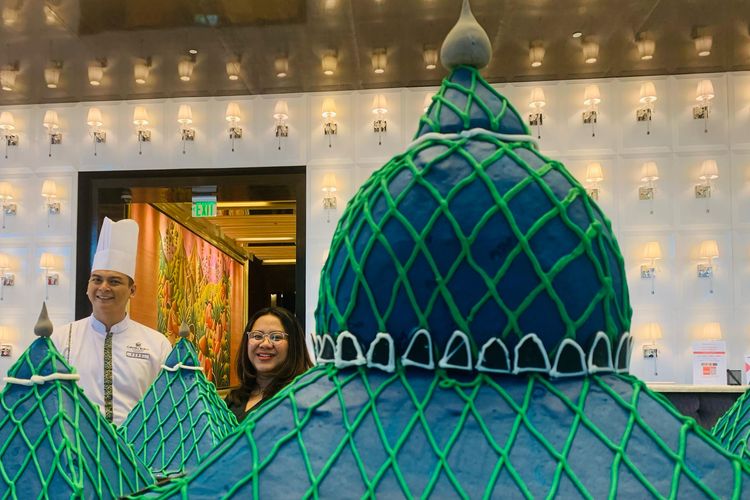Miniatur kubah Masjid Al Akbar Surabaya yang terbuat dari coklat yang hadir di lobby Ciputra World Hotel Surabaya selama bulan Ramadhan 2025.