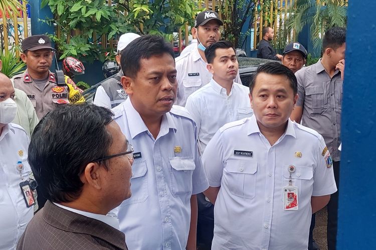 Sekretaris Daerah (Sekda) DKI Jakarta Joko Agus Setyono saat meninjau Pintu Air Manggarai di Menteng, Jakarta Pusat, Rabu (1/3/2023) sore.