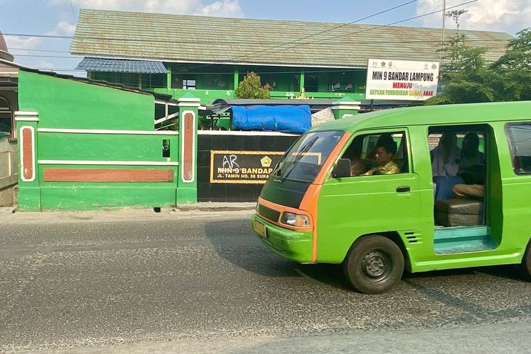 Angkot di Bandar Lampung menunggu penumpang di depan sekolah di Jalan Tamin, Senin (30/10/2023).