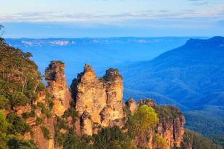 Pendaran sinar mentari membuat tebing Three Sisters memantulkan warna-warni indah yang selalu berubah sepanjang hari dan sepanjang musim.