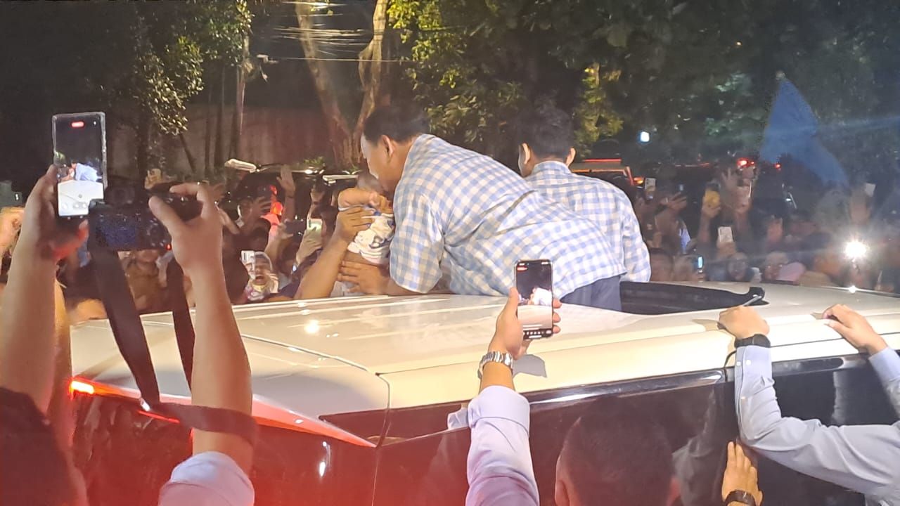 Prabowo Cium Bayi dari Atas Mobil Saat Berangkat ke Istora Senayan