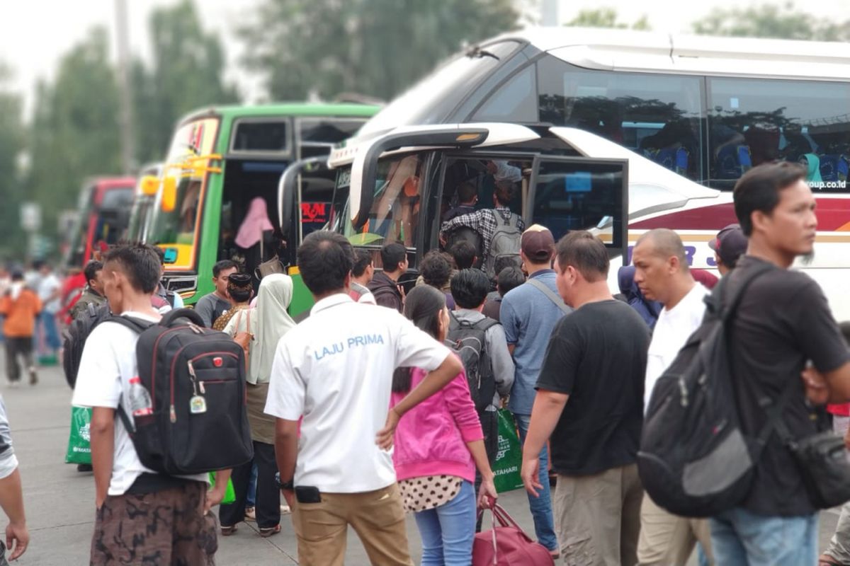 Lonjakan penumpang di Terminal Kampung Rambutan, Jakarta Timur, mulai terlihat, Jumat (8/6/2018)