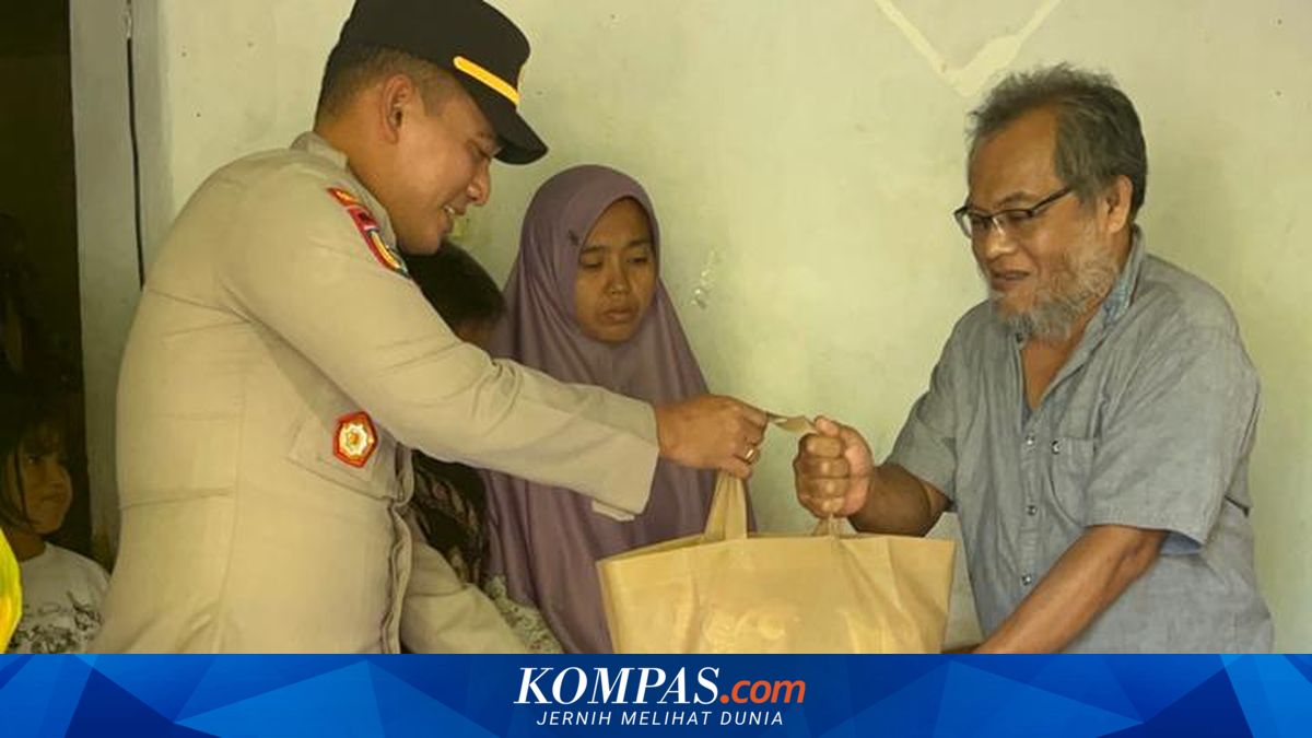 Wali Murid di Situbondo Nangis Setelah Dibantu Beli Seragam Sekolah