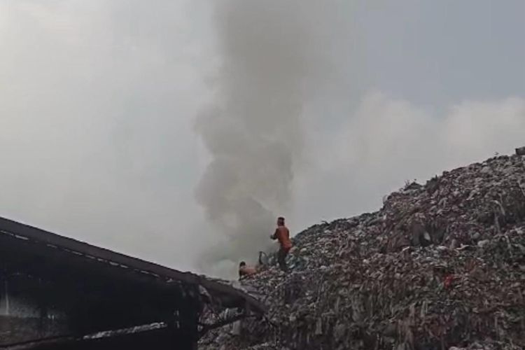 Diduga Dipicu Cuaca Panas, Gunungan Sampah Blok D TPA Putri Cempo Solo Terbakar