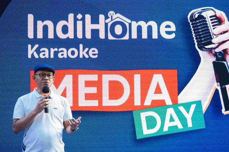 Vice President Home Broadband and FMC Consumer Marketing Telkomsel, Dedi Suherman menjelaskan layanan IndiHome Karaoke.