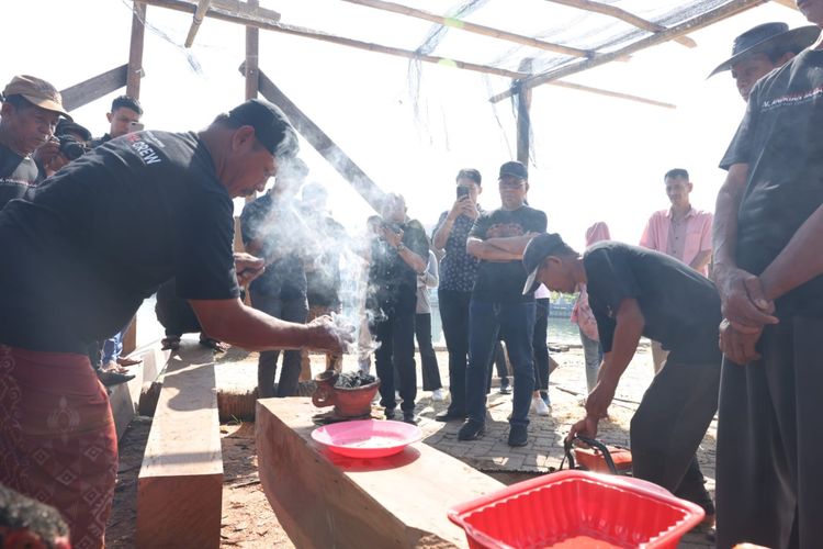  Wali Kota (Walkot) Makassar Mohammad Ramdhan Pomanto saat memantau progres pembuatan Kapal Pinisi dan menyaksikan prosesi pemotongan lunas kapal di Kawasan Center Point of Indonesia (CPI), Kamis, (18/05/2023).
